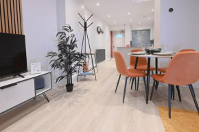 Modern 2 Bed Split Level Maisonette with Parking